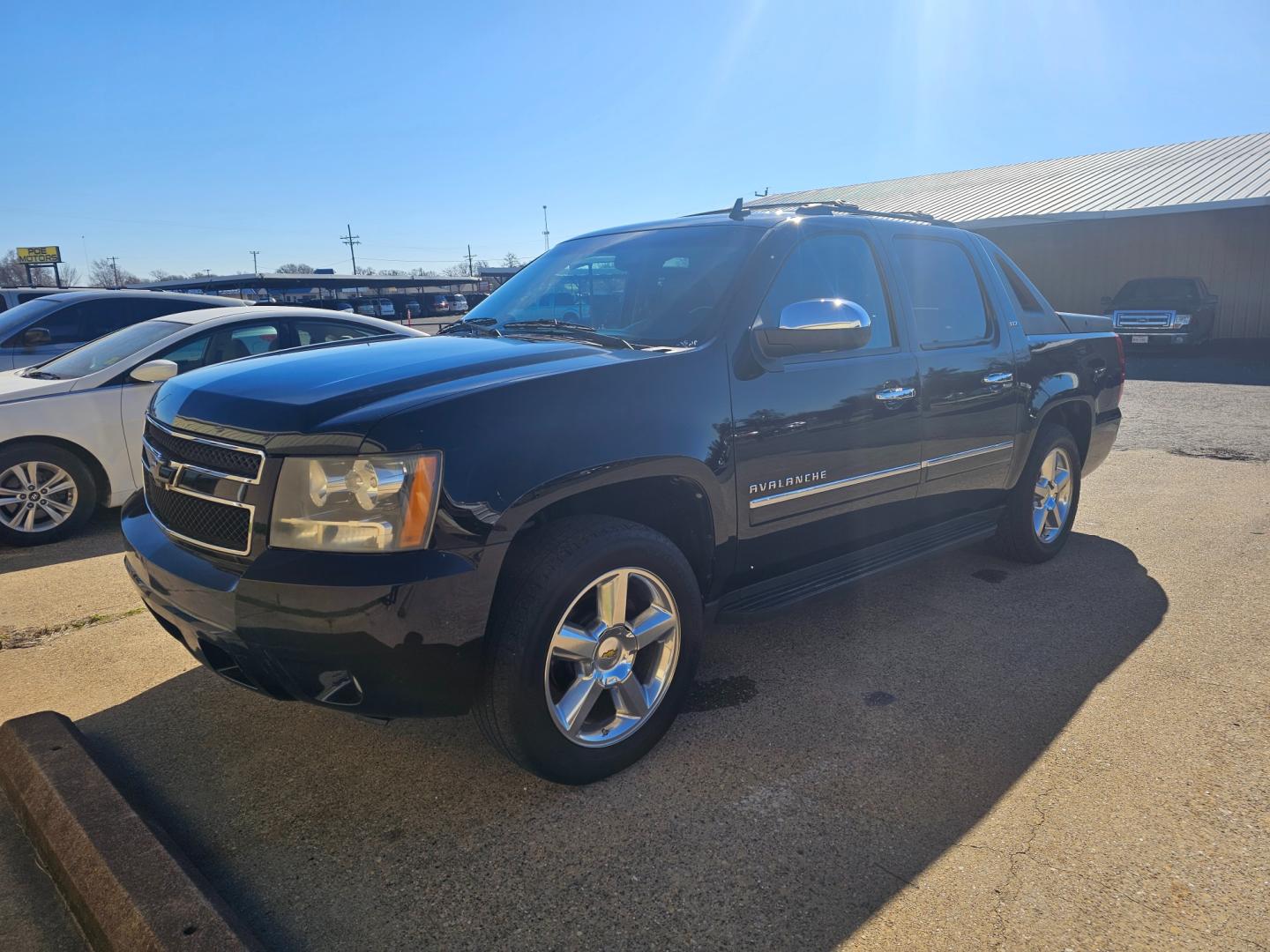 2010 BLACK /BLACK Chevrolet Avalanche LTZ 4WD (3GNVKGE03AG) with an 5.3L V8 OHV 16V FFV engine, 4-Speed Automatic transmission, located at 533 S Seven Points BLVD, Seven Points, TX, 75143, (430) 255-4030, 32.313999, -96.209351 - Photo#0